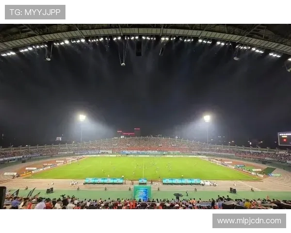 株洲湘超赛场现 8 米巨衫，球迷打卡燃爆主场